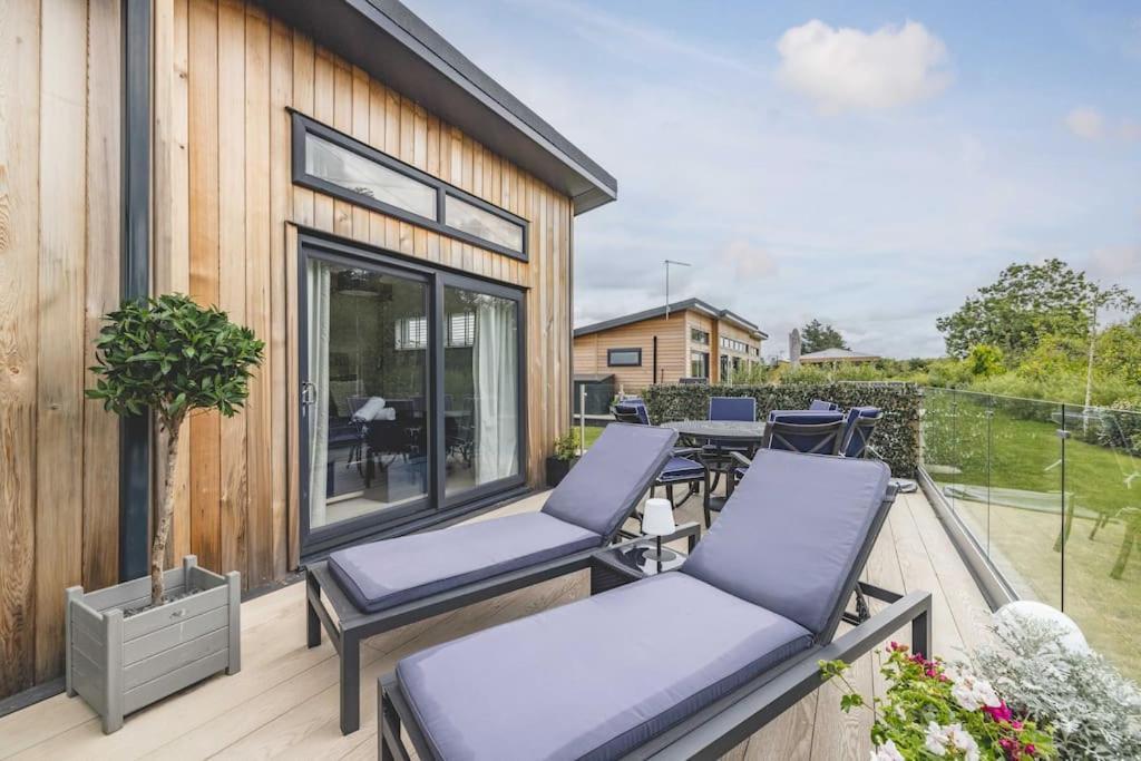 Luxury Lodge With Hot Tub In Windsor Marina Exterior photo